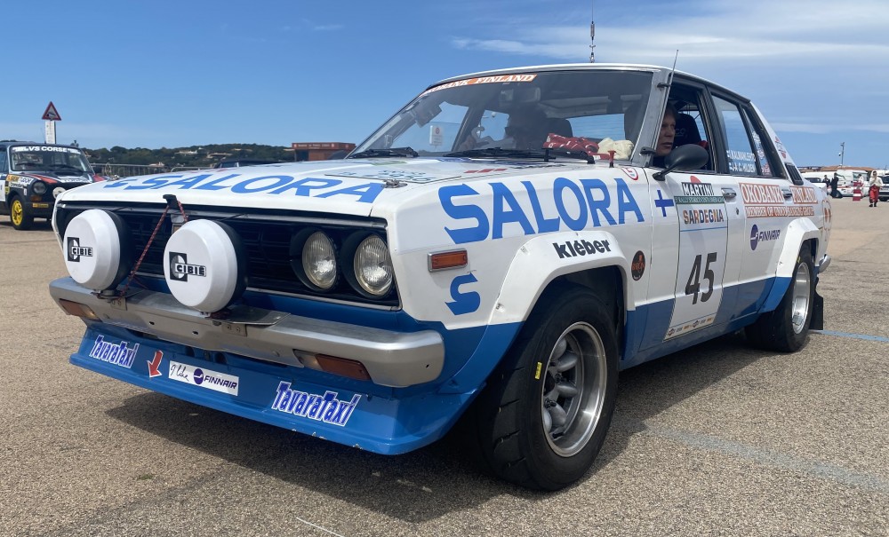 Ralliauton väritys on alkuperäinen vuodelta 1981 lisättynä TavaraTaxin merkeillä.