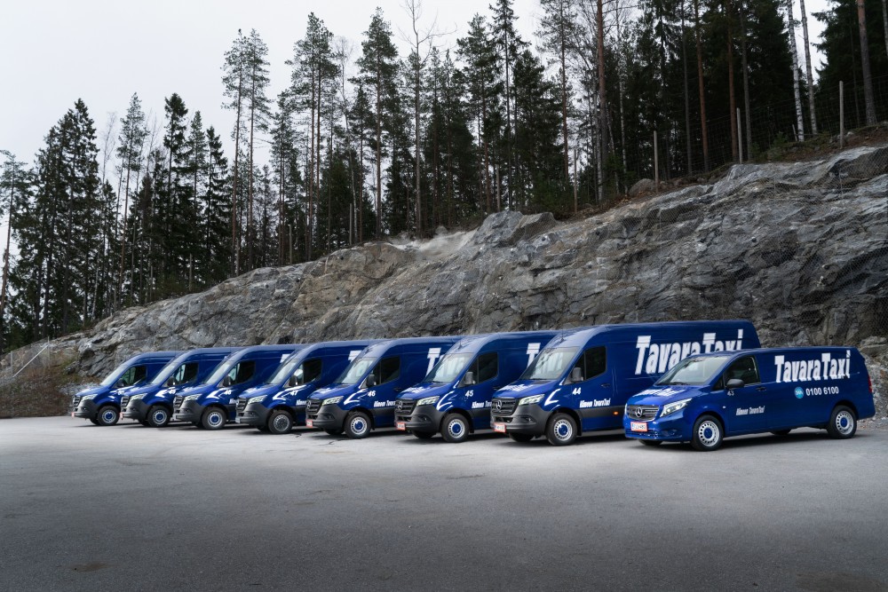 Nyt liikenteeseen tulevat TavaraTaxin uudet Mercedes-Benzit ovat valmiina pikakuljetustarpeisiin.